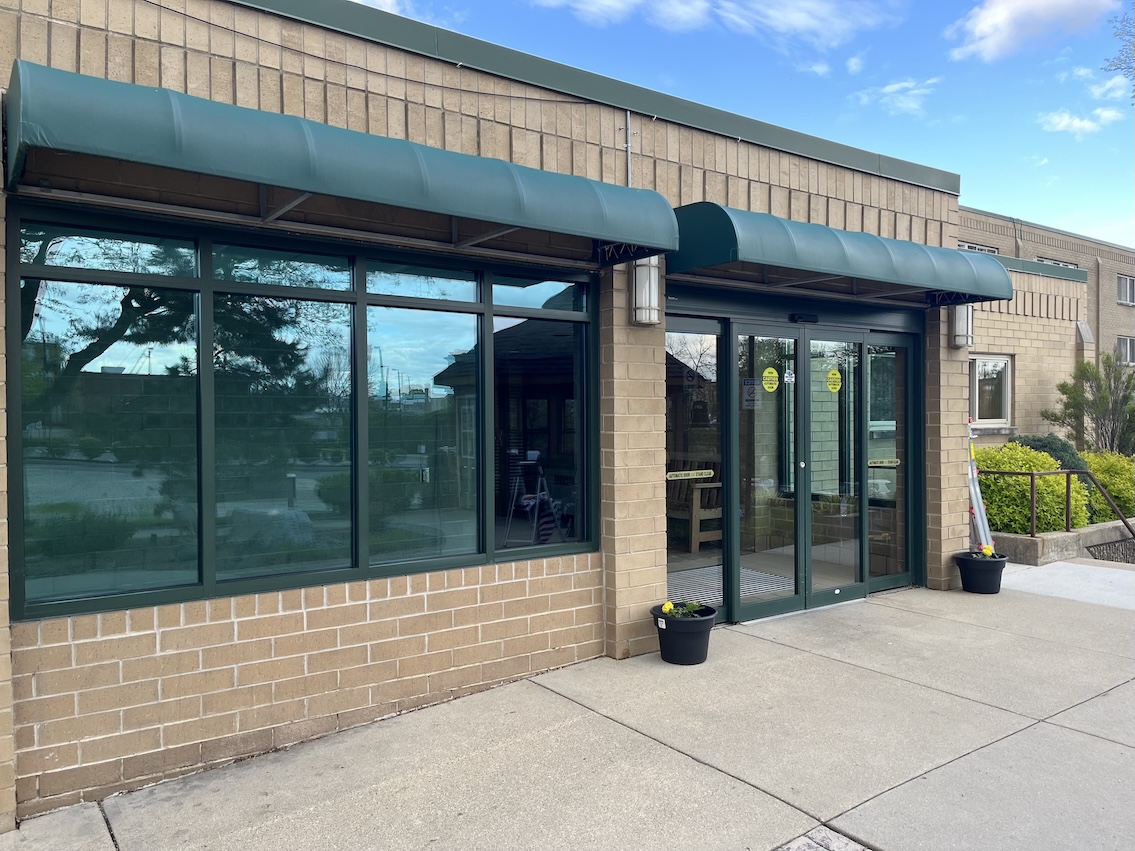 Summit Window Washing technician cleaning windows